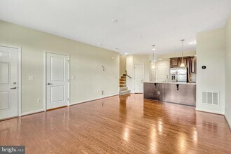 7825 Culloden Crest Ln in Gainesville, VA - Foto de edificio - Building Photo
