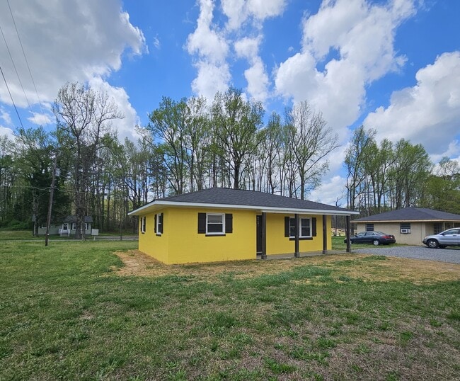 2907 Dallas Cherryville Hwy in Dallas, NC - Building Photo - Building Photo