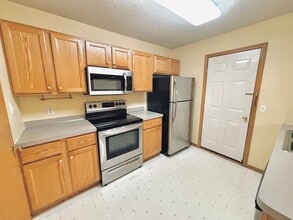 13207 Bush Ln in Eden Prairie, MN - Building Photo - Building Photo