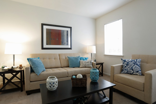 Hickory Point Townhomes in Newport News, VA - Building Photo - Interior Photo