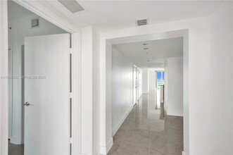 14951 Royal Oaks Ln in North Miami, FL - Building Photo - Building Photo