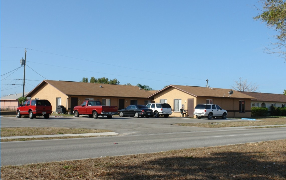 214-218 Hancock Bridge Pky in Cape Coral, FL - Foto de edificio