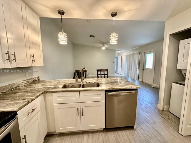 6300 Royal Woods Dr in Ft. Myers, FL - Building Photo - Building Photo