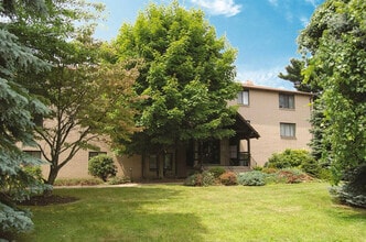 Foxwood Apartments in Coraopolis, PA - Building Photo - Building Photo