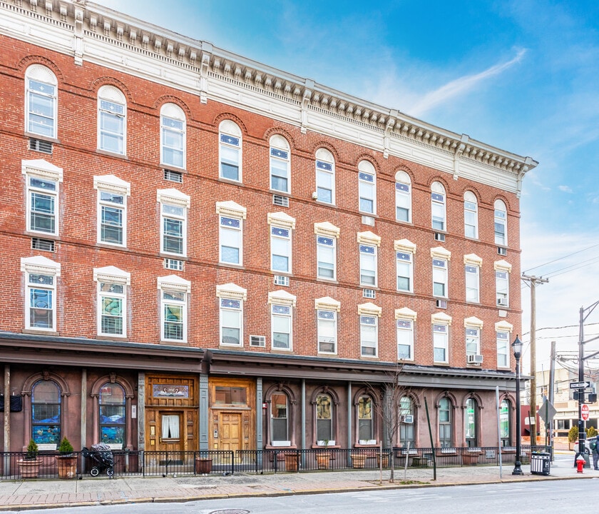 211 14th St in Hoboken, NJ - Building Photo