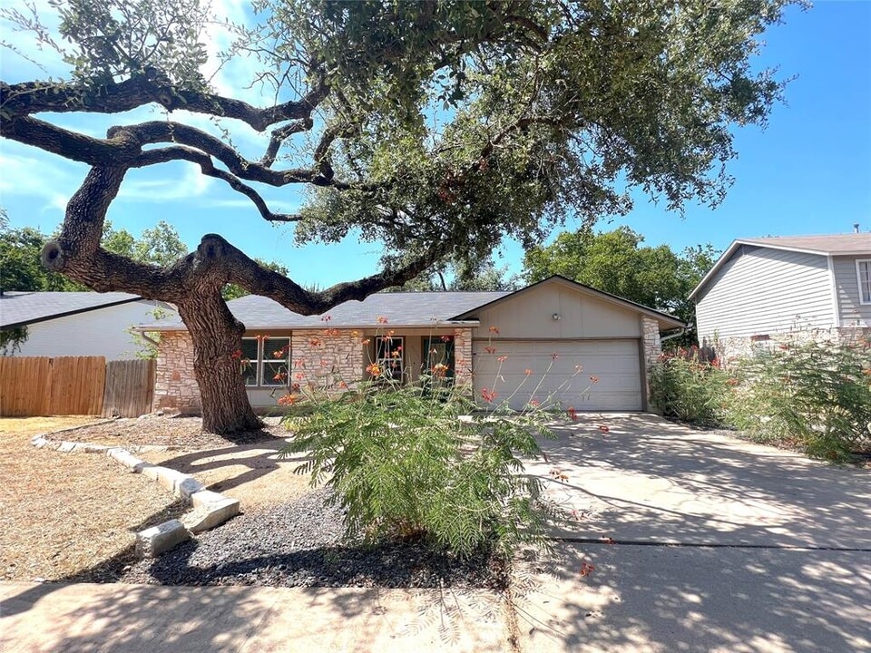 8021 Scotland Yard in Austin, TX - Building Photo