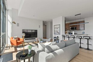 716 W Kinzie St in Chicago, IL - Building Photo