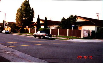 Garnet Lane Apartments in Fullerton, CA - Building Photo - Building Photo