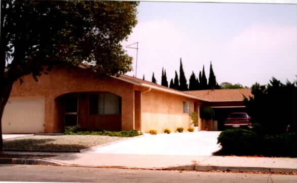 9374-9376 El Cajon St in Ventura, CA - Foto de edificio - Building Photo