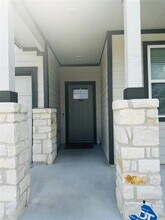 94 Barton Creek Ln in Hutto, TX - Building Photo - Building Photo