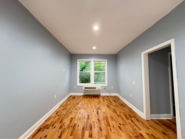 69 Linden Ave, Unit 4 in East Orange, NJ - Building Photo - Building Photo