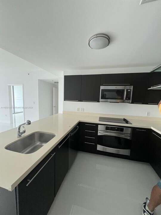 90 SW 3rd St, Unit 3501 in Miami, FL - Building Photo