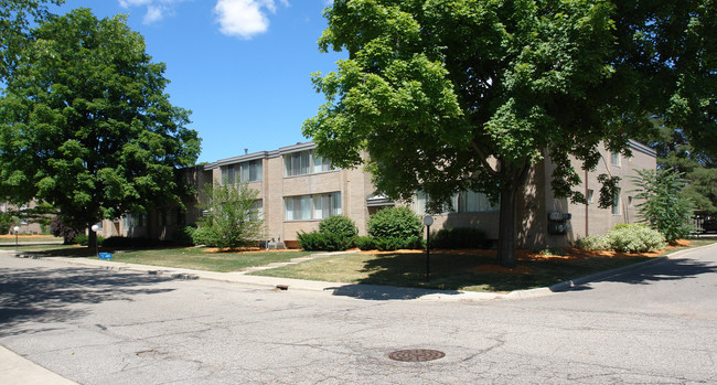 East Knolls Apartments in East Lansing, MI - Building Photo - Building Photo