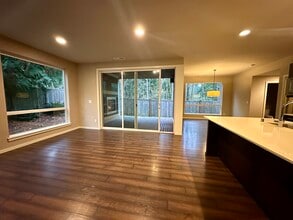 2707 122nd Place SE in Everett, WA - Foto de edificio - Building Photo