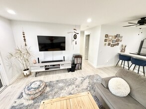2362 Hosp Way, Unit 136 in Carlsbad, CA - Foto de edificio - Building Photo