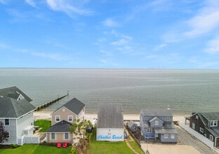 16 Beach Rd E in Old Saybrook, CT - Foto de edificio - Building Photo