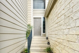 4501 Whispering Valley Dr in Austin, TX - Foto de edificio - Building Photo