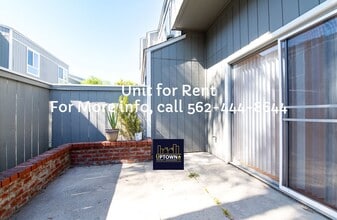 2950 S Greenville St in Santa Ana, CA - Building Photo - Building Photo