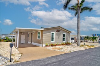 3103 Harpoon Ln in Saint James City, FL - Foto de edificio - Building Photo