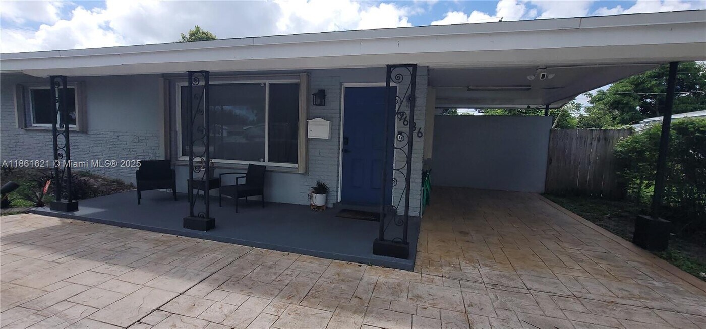 7636 Miramar Pkwy in Miramar, FL - Building Photo
