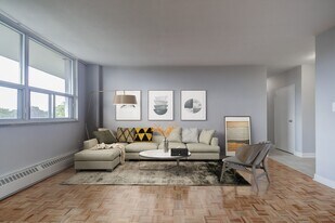 Camelot Towers I in Hamilton, ON - Building Photo