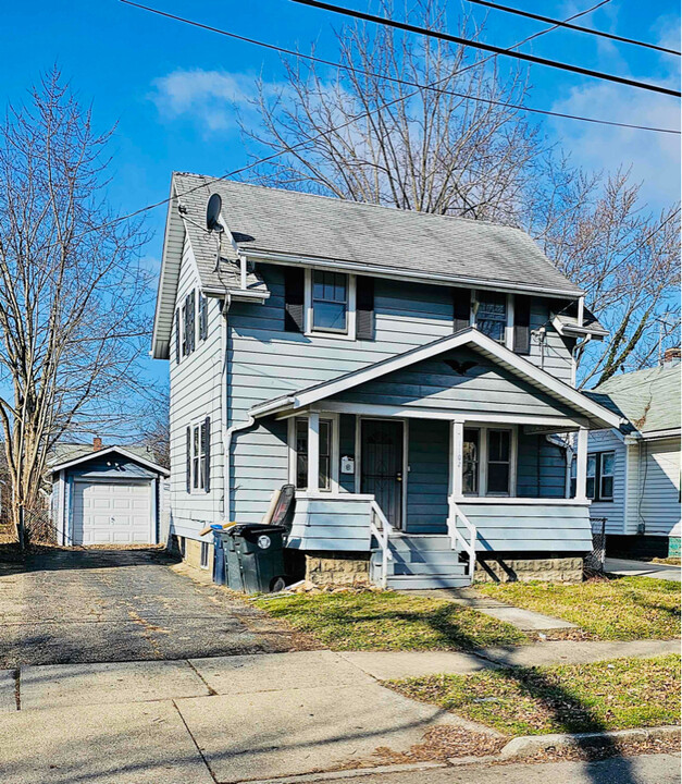 1102 Neptune Ave in Akron, OH - Building Photo