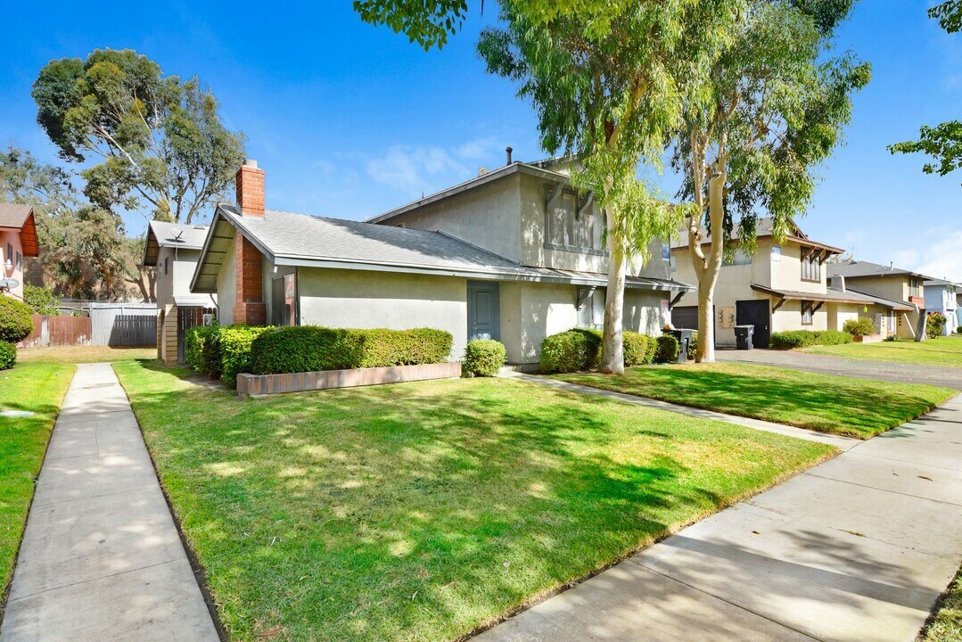 1525 E Fairfield Ct in Ontario, CA - Building Photo