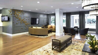 2111 Richmond Hwy in Arlington, VA - Foto de edificio - Building Photo