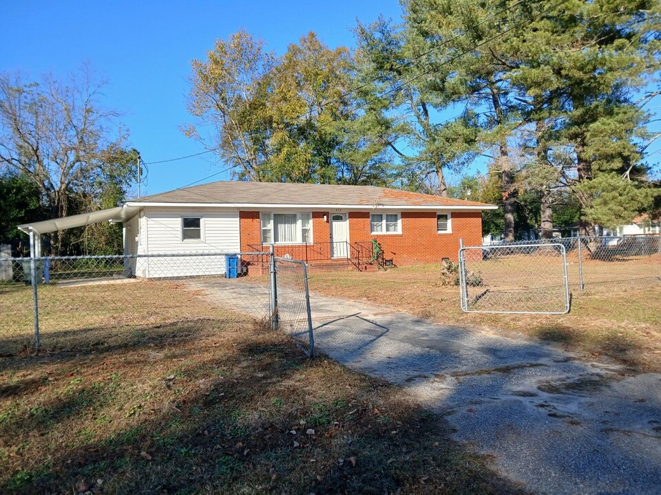 818 Juniper Dr in Fayetteville, NC - Foto de edificio