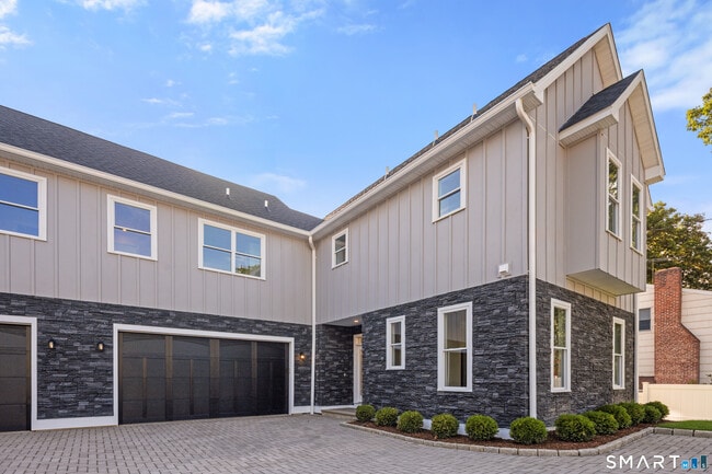 10 Highland Pl in Greenwich, CT - Building Photo - Building Photo