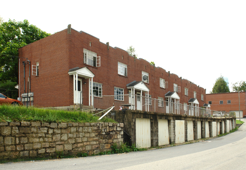 201 Lewis St in Oak Hill, WV - Building Photo