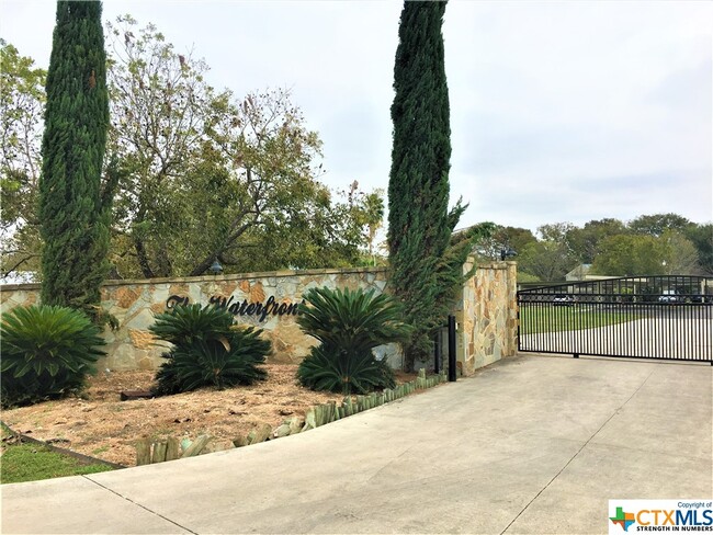 551 Terminal Loop Rd in McQueeney, TX - Foto de edificio - Building Photo