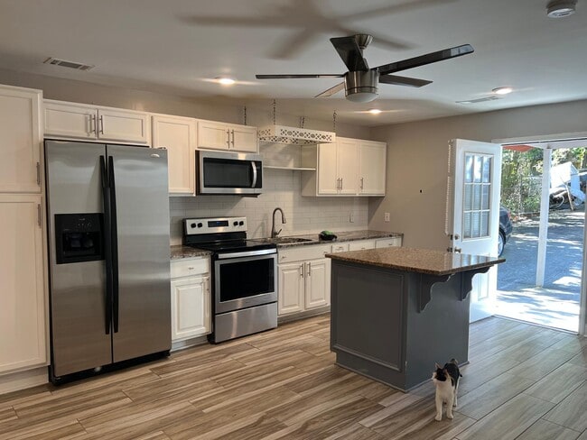 6012 Meadowbrook Dr, Unit Guest Quarter in Norcross, GA - Building Photo - Building Photo