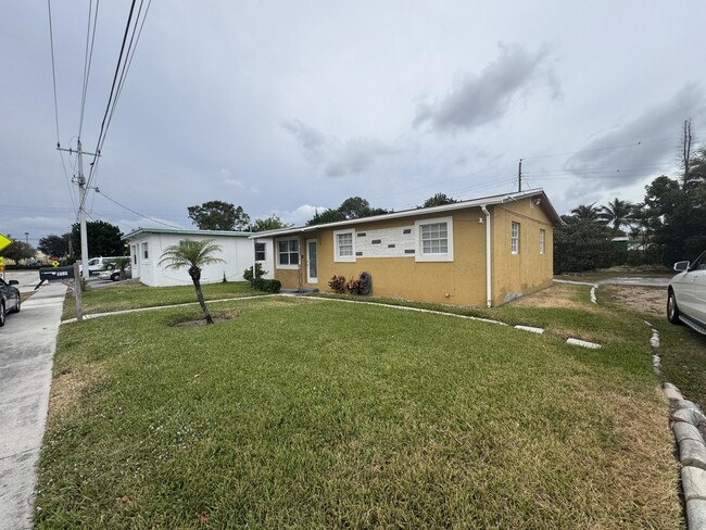 1658 W 15th St in Riviera Beach, FL - Building Photo - Building Photo