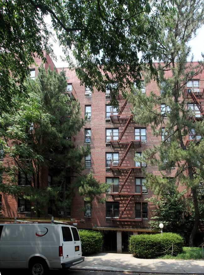 120-07 85th Ave in Kew Gardens, NY - Foto de edificio - Building Photo