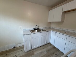 910 Richland St, Unit 910-A in High Point, NC - Foto de edificio - Building Photo