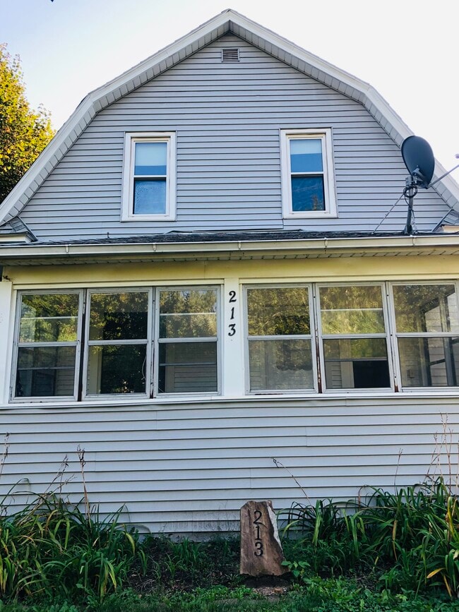 213 Moir St in Waterloo, IA - Building Photo - Building Photo