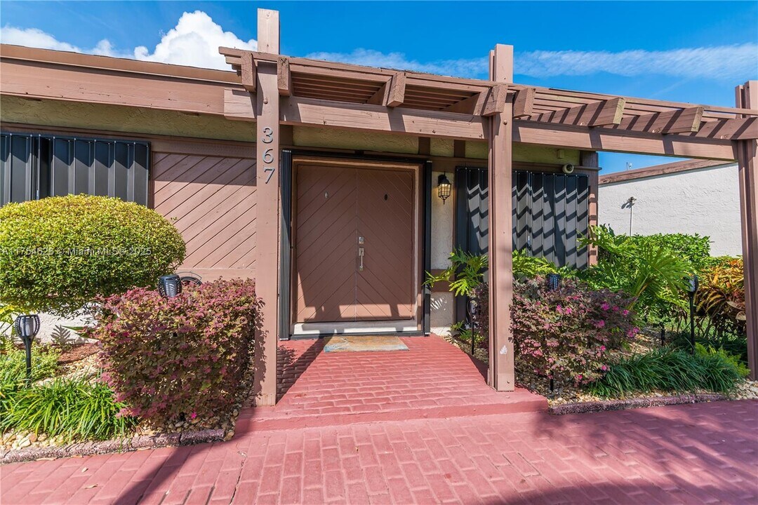 367 Leslie Dr in Hallandale Beach, FL - Building Photo