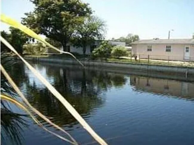 6558 Harbour Rd in North Lauderdale, FL - Building Photo - Building Photo