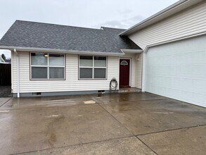 860 W Vine St in Lebanon, OR - Building Photo - Building Photo