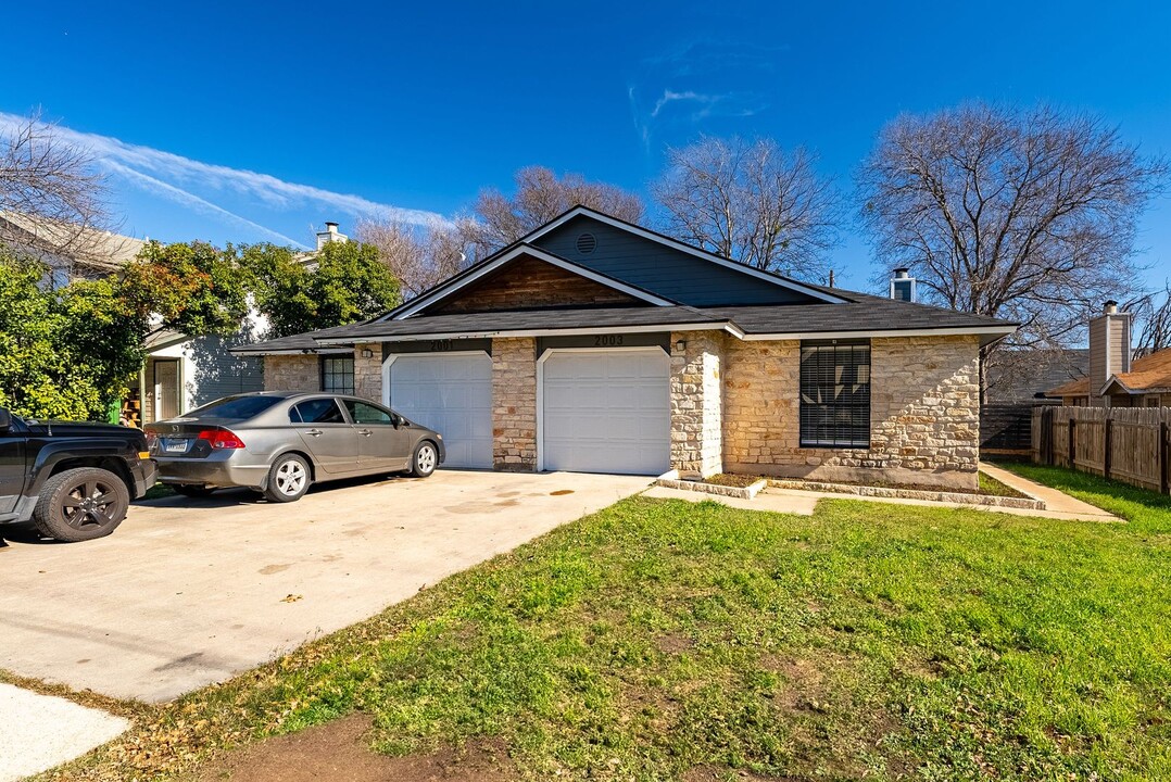 2003 Willowbend Dr in Round Rock, TX - Building Photo