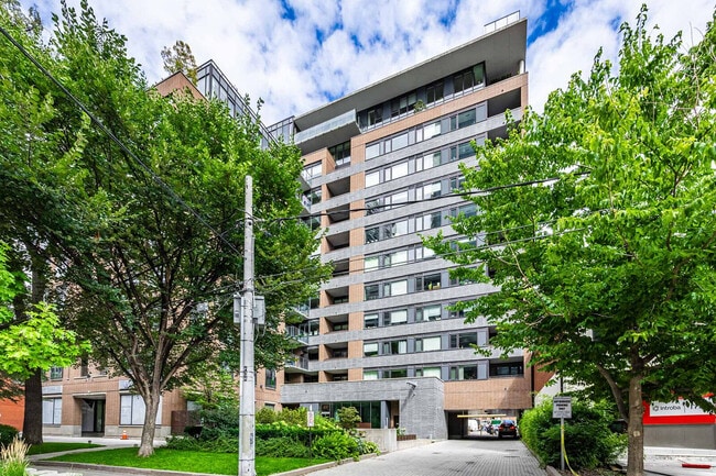 400 Wellington St W in Toronto, ON - Building Photo - Building Photo