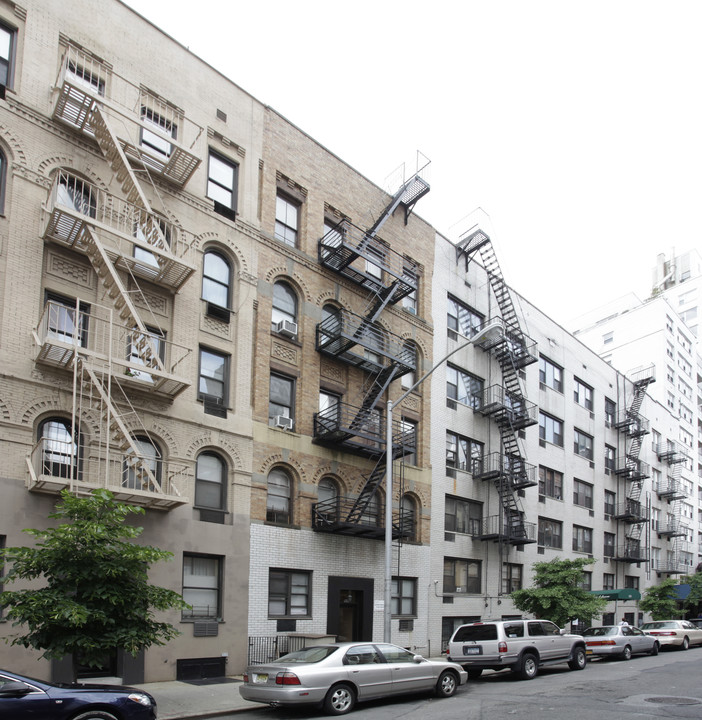 422 E 77th St in New York, NY - Building Photo