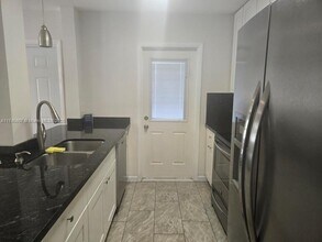 1958 Monroe St, Unit 210 in Hollywood, FL - Foto de edificio - Building Photo