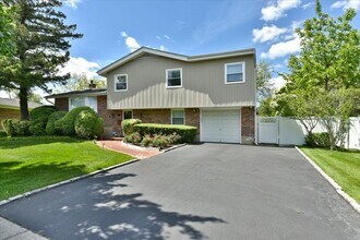 10 Orange Dr in Jericho, NY - Building Photo - Building Photo