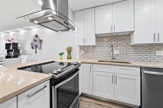 2661 S Course Dr in Pompano Beach, FL - Foto de edificio - Building Photo