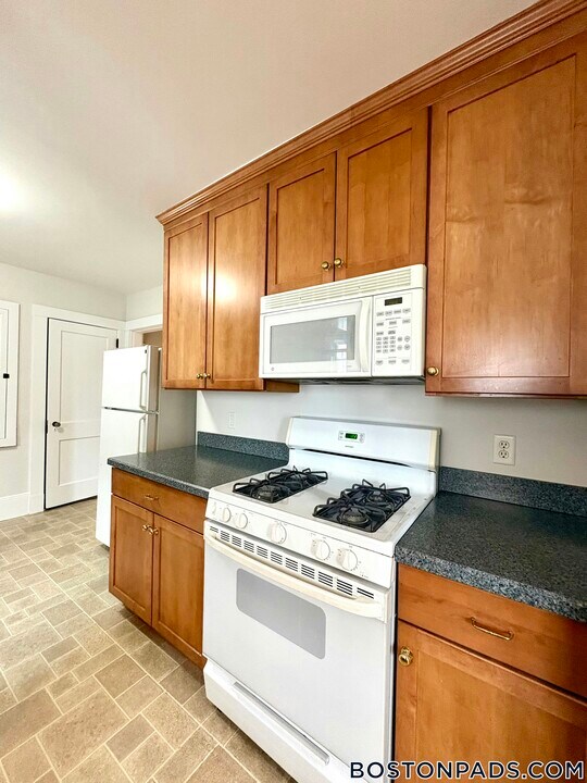 17 Edgecliff Rd in Watertown, MA - Building Photo