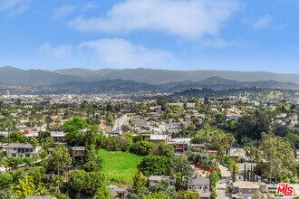 2330 Ronda Vista Dr in Los Angeles, CA - Building Photo - Building Photo