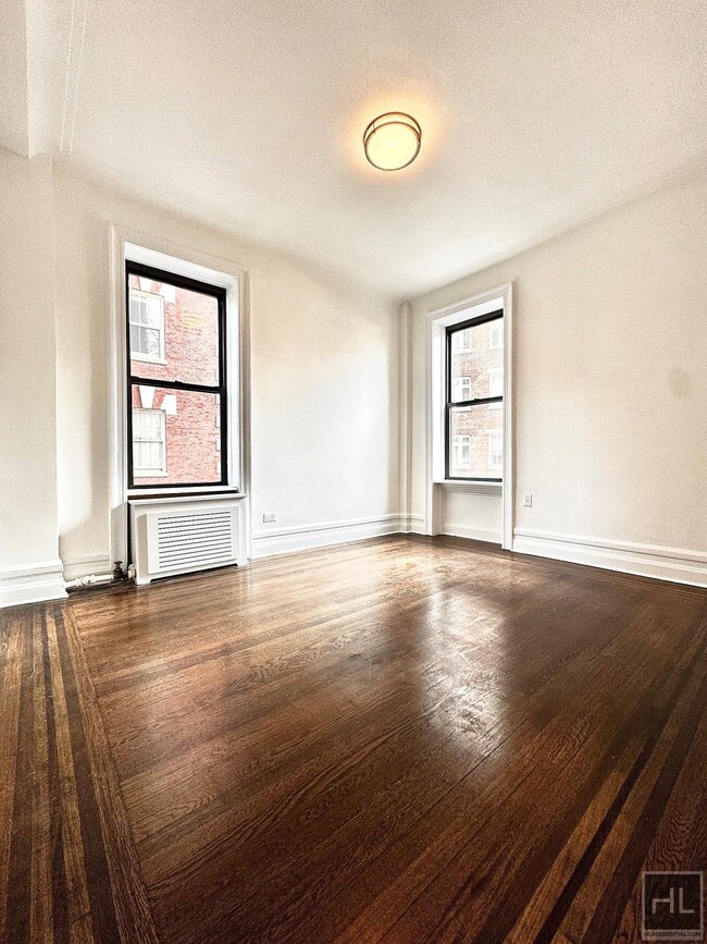 166 W 72nd St in New York, NY - Building Photo - Building Photo