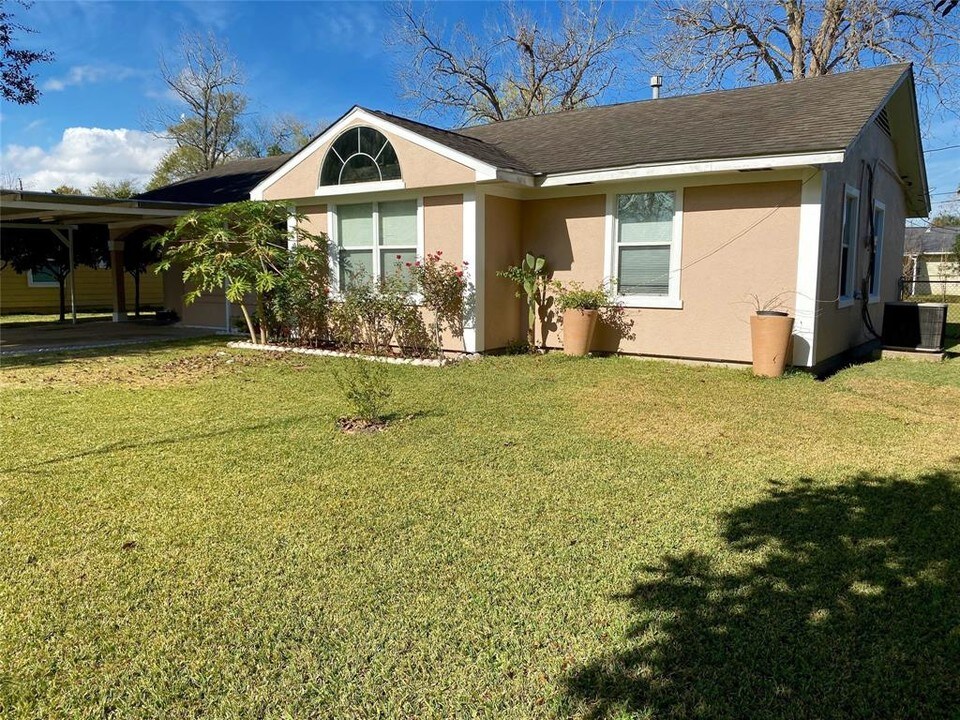 1301 Bayswater Dr in Houston, TX - Building Photo